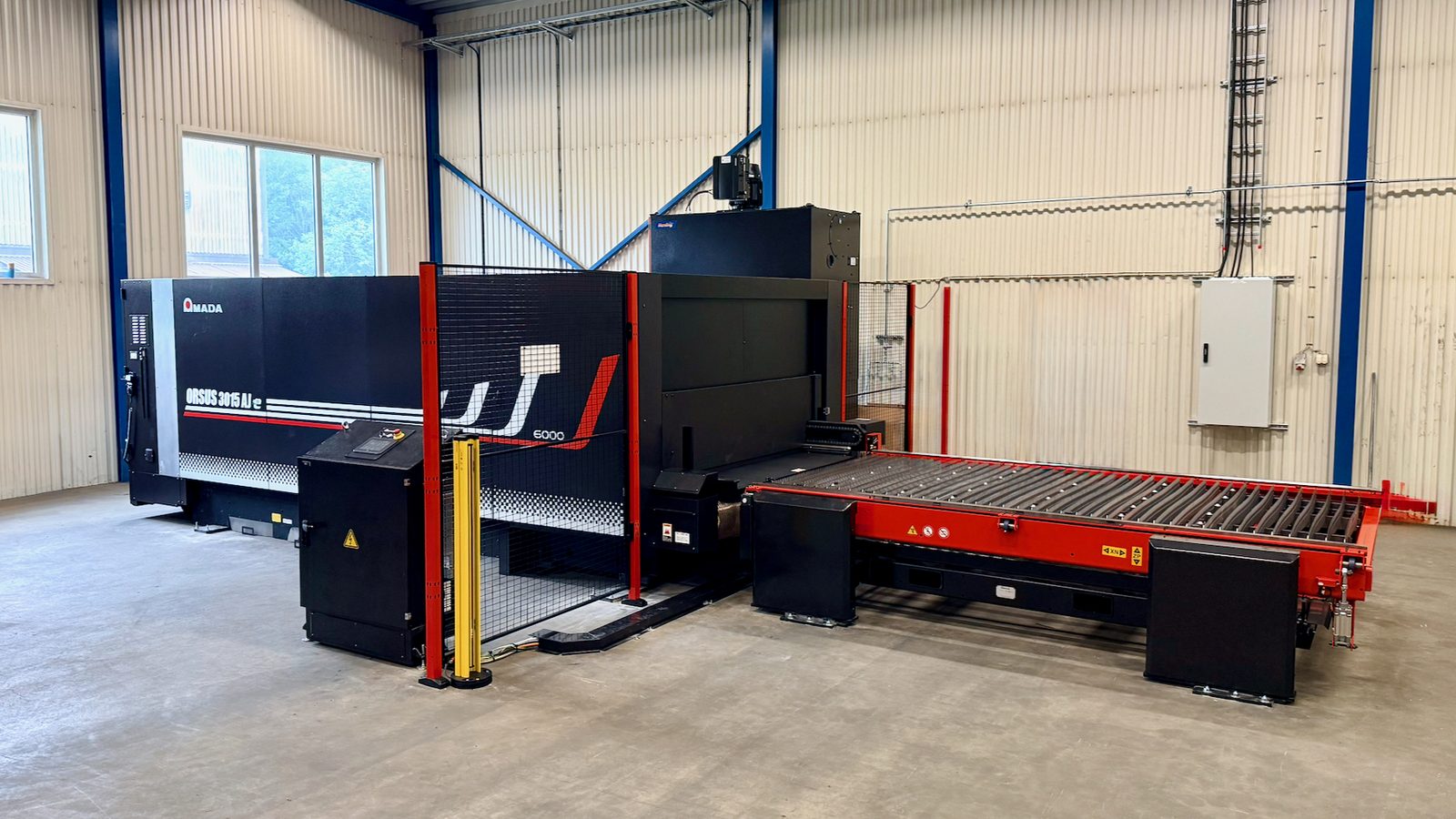 Fiberlaser AMADA Orsus 3015 i Defabs verkstad i Borås
